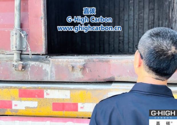 嘉碳裝車人員嚴格把關(guān)，確保車輛安全入廠